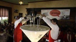 Cuba mezcla un daiquirí gigante para batir récord mundial