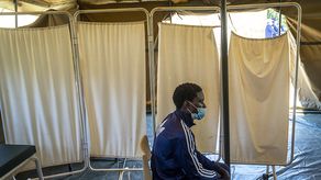 Sudáfrica: Casos nuevos de COVID casi se duplican en un día