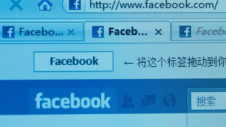 Facebook desata polémica al reconocer que experimentó con usuarios