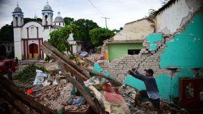 Suben a 90 los fallecidos por sismo en México