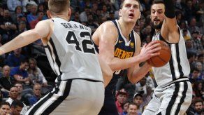 Nuggets aplastan a Spurs; Popovich