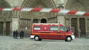 Feminista top-less protesta en Notre-Dame tras suicidio de extremista