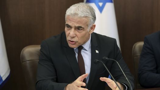 Yair Lapid se enfrentó a su primer desafío el sábado, cuando Hezbollah lanzó sus aviones no tripulados hacia una zona donde se había instalado recientemente una plataforma de gas israelí en el mar Mediterráneo.