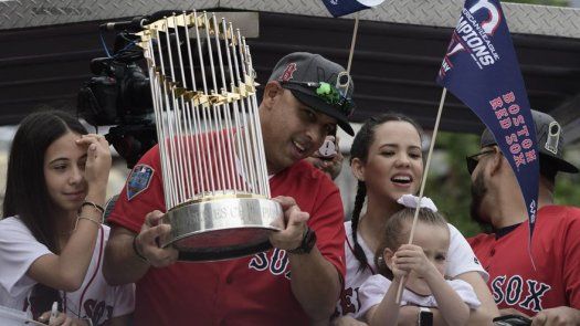 Alex Cora recibido con júbilo en Puerto Rico