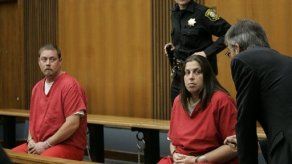 EU: Acusan a pareja de torturar a un adolescente