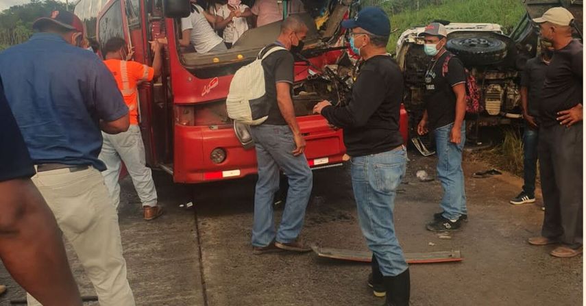 Los heridos por el accidente fueron auxiliados por las personas que estaban cerca del incidente.