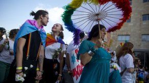 Miles salen a celebrar en desfile gay de Jerusalén