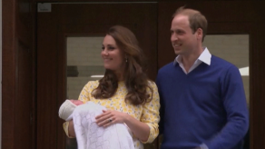 Los duques de Cambridge abandonan el hospital junto a su hija