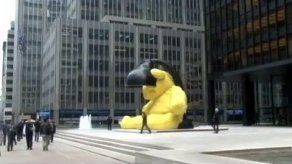 Monumental oso de peluche se instala en Nueva York