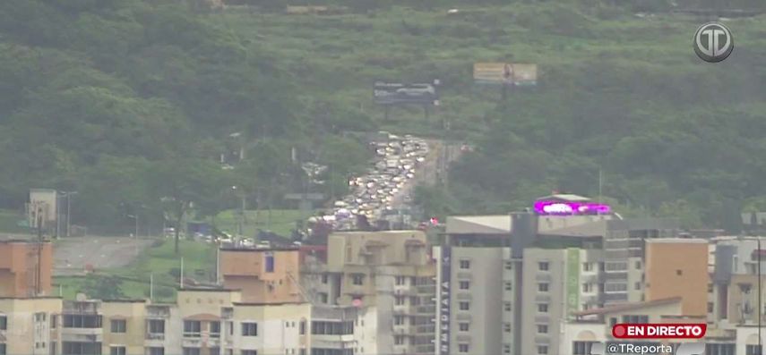 Vía Centenario se mantiene cerrada por camioneros