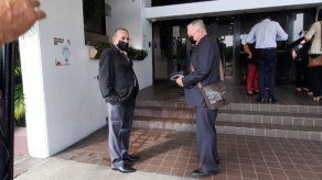 Jürgen Mossack y Ramón Fonseca Mora a su llegada al Teatro Balboa para la audiencia preliminar por el caso Lava Jato.