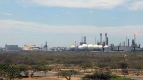 Falla eléctrica afecta mayor refinería venezolana