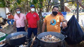 Con pailas repletas de carne de cerdo