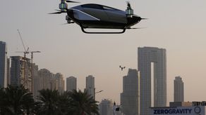 El vehículo de diseño aerodinámico puede transportar dos pasajeros y es propulsado por ocho hélices.