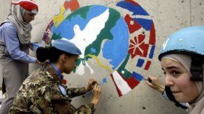 Niños libaneses pintan pared por Día Internacional de la Paz de la ONU