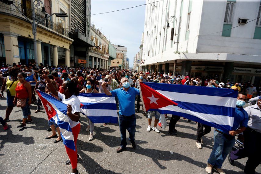 Manifestantes en apoyo al gobierno cubano se manifiestan