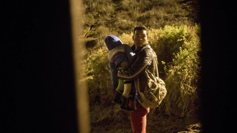 Un hombre y su bebé: un desesperado intento de entrar a EEUU