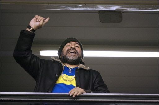 Maradona va a tribunal y sale a golpes