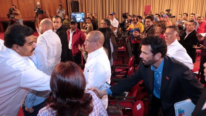 Presidente venezolano y líder opositor se dan la mano por primera vez en meses