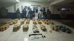 La Policía Nacional decomisa 500 paquetes de presunta droga.
