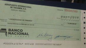 Aeropuerto de Tocumen entrega cheque de 15 millones a la UP por compra de terreno