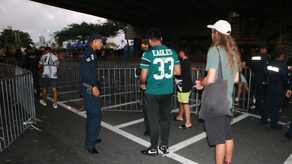 Policía Nacional realizando revisión para el ingreso del Carnaval de la City Policía Nacional realizando revisión para el ingreso del Carnaval de la City