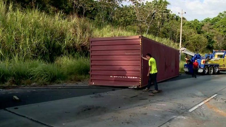 Mula se vuelca en Vía Centenario en dirección a Panamá Oeste, tráfico lento