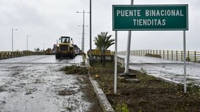 La apertura del puente de Tienditas, rebautizado como Atanasio Girardot, es simbólica.