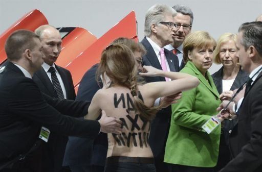 Activistas semidesnudas protestan contra Putin en la Feria de Hannover