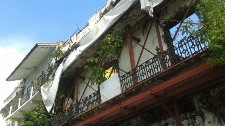 Dos vehículos afectados tras desplome de balcón de caserón en San Felipe