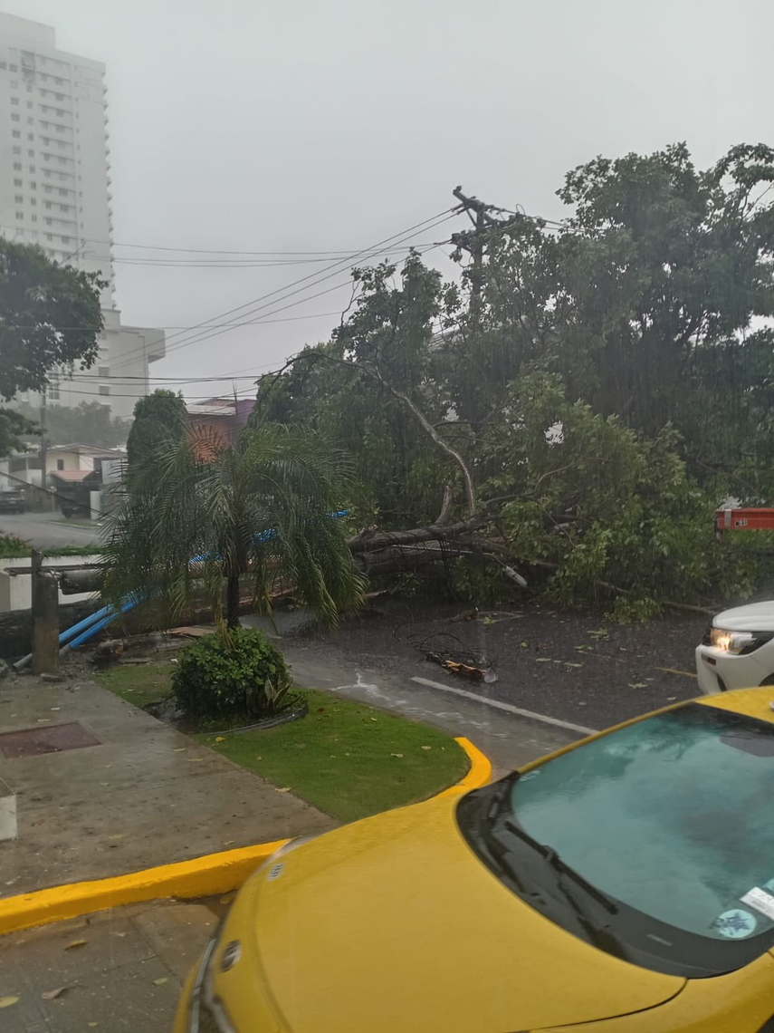 Reportan afectaciones en el sistema eléctrico provocado por las fuertes lluvias.