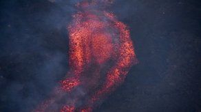 Imágenes compartidas por el Ejército de Guatemala mostraron el nuevo flujo volcánico avanzar lentamente.