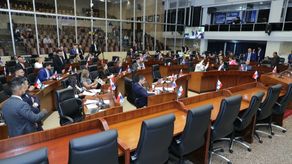 La Asamblea Nacional recibe cheques retenidos por la Contraloría para sus colaboradores.