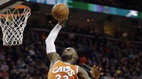 Cavs cierran turbulento marzo con triunfo ante 76ers