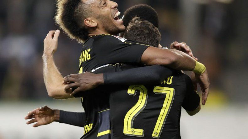 El Dortmund golea al Wolfsburgo y asume provisionalmente el liderato