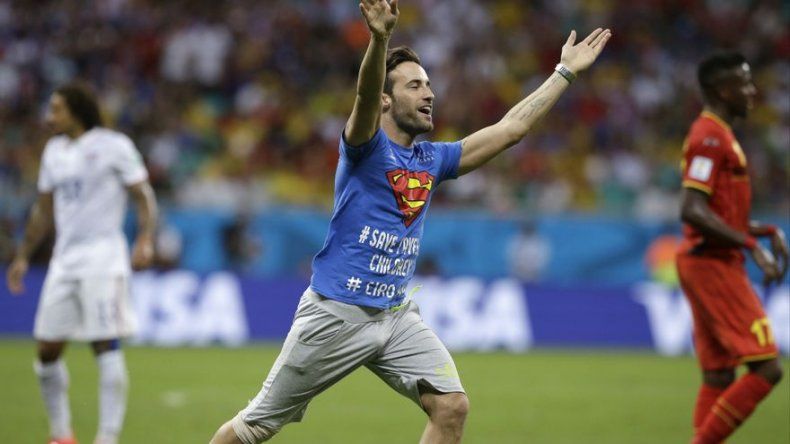 Hombre invade cancha durante el Bélgica-EEUU