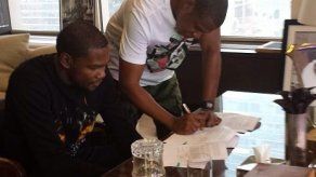 Durant firma contrato con agencia de rapero Jay-Z