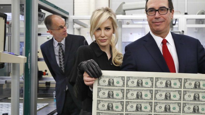 Una foto inspira bromas sobre el jefe del Tesoro de EEUU