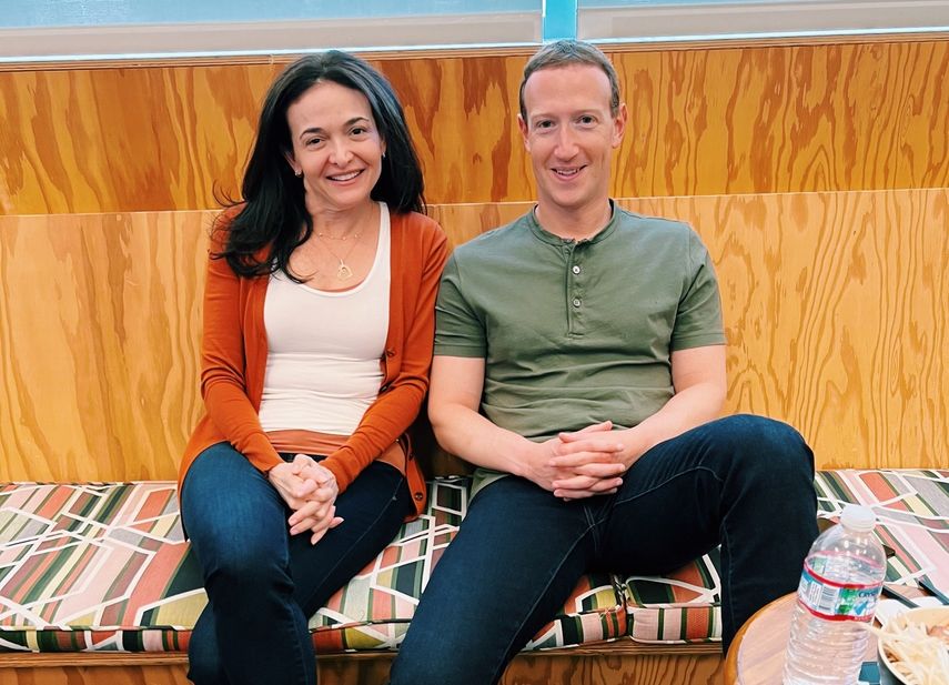 Sheryl Sandberg junto a Mark Zuckerberg.