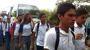 Venezuela abre frontera con Colombia a estudiantes a la espera de cancilleres