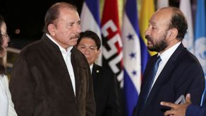 El embajador de Colombia en Nicaragua, Alfredo Rangel Suárez, junto al presidente de ese país, Daniel Ortega.