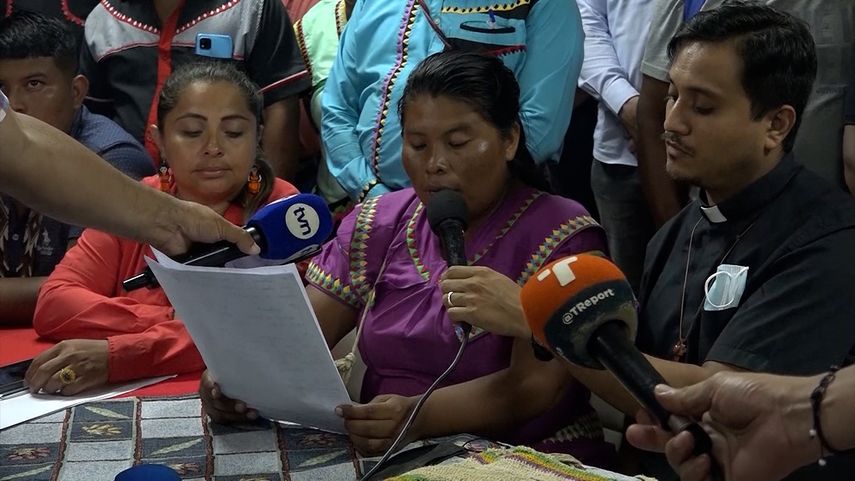 Miembros de agrupaciones indígenas que se manifiestan en la vía Interamericana ante el alto costo de la vida en Panamá.&nbsp;