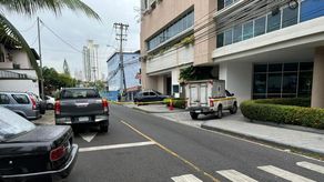 El lugar fue acordonado por la Policía Nacional y peritos del Ministerio Público iniciaron la recolección de indicios para dar con la captura de el o los autores del homicidio. El lugar fue acordonado por la Policía Nacional y peritos del Ministerio Público iniciaron la recolección de indicios para dar con la captura de el o los autores del homicidio.