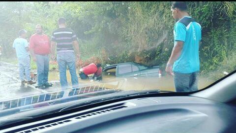 Automóvil cae dentro de una cuneta llena de agua en Chiriquí