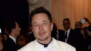 Elon Musk niega haber hecho un trío con Amber Heard y Cara Delevingne