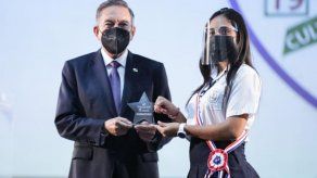 Entregan becas universitarias a estudiantes con los índices más altos de los colegios públicos