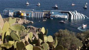 Llueven críticas a capitán de crucero encallado en Italia