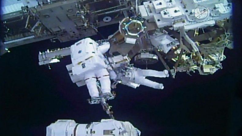 Astronautas terminan caminata espacial para reparar brazo robótico de ISS
