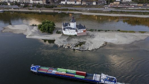 Los buques grandes, pesados, no puede pasar si el nivel del agua cae por debajo de 40 centímetros (15,7 pulgadas).