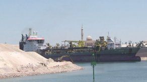 Egipto asegura que atravesar Canal de Suez es seguro poco antes de apertura